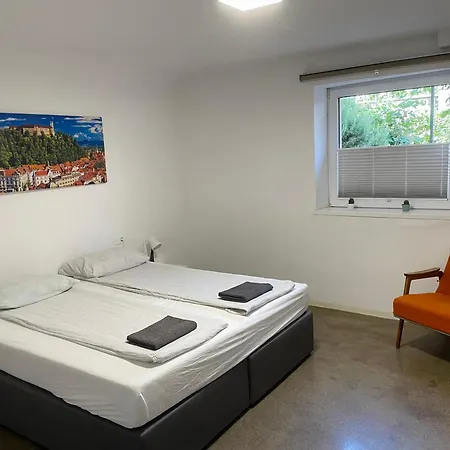 Appartement Huge Bbq Garden 1, Basement App Two Bathrooms, Ac, Free Parking